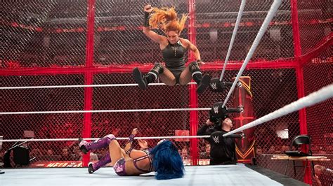 Becky Lynch vs. Sasha Banks: Hell in a Cell 2019 .